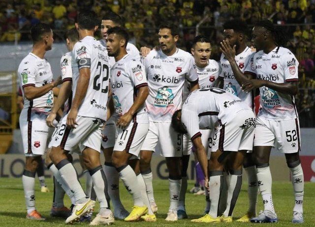 Alajuelense hizo en Honduras uno de sus mejores partidos bajo la direcciÃ³n tÃ©cnica de FabiÃ¡n Coito. Johan Venegas y Celso Borges tenÃ­an la llave del gol