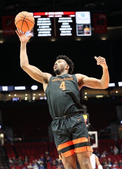 November 25, 2022: Oregon State Beavers guard Dexter Akanno (4) goes up for a rebound during the PK85 NCAA basketball game between the Oregon State Beavers and the Florida Gators at the Moda Center, Portland, OR. Larry C. Lawson\/CSM (Cal Sport Media via AP Images