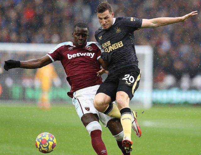 February 19, 2022, London, United Kingdom: London, England, 19th February 2022. Kurt Zouma of West Ham United and Chris Wood of Newcastle United challenge for the ball during the Premier League match at the London Stadium, London. Picture credit should read: Paul Terry 