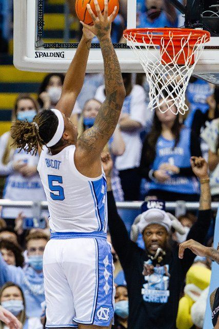 February 21, 2022: North Carolina Tar Heels forward Armando Bacot (5) goes for the dunk during the second half against the Louisville Cardinals in the ACC basketball matchup at Dean Smith Center in Chapel Hill, NC. (Scott Kinser\/Cal Sport Media