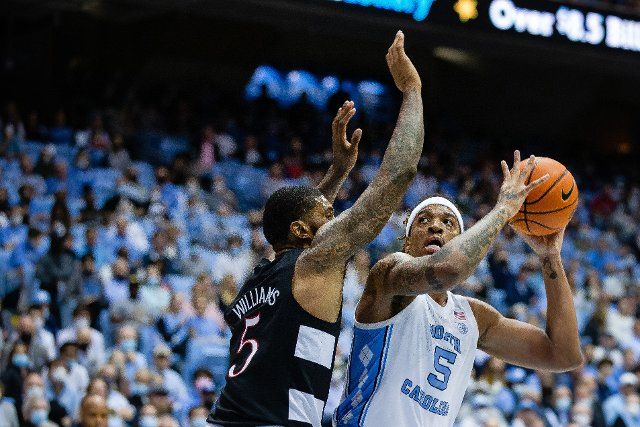 February 21, 2022: Louisville Cardinals forward Malik Williams (5) guards North Carolina Tar Heels forward Armando Bacot (5) as he looks for a shot during the first half of the ACC basketball matchup at Dean Smith Center in Chapel Hill, NC. (Scott Kinser\/Cal Sport Media
