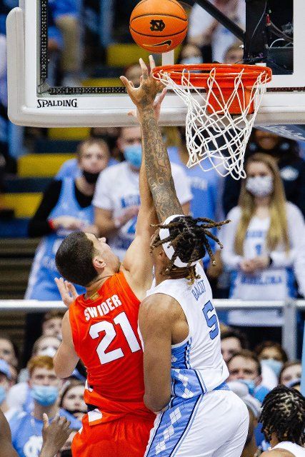 February 28, 2022: Syracuse Orange forward Cole Swider (21) gets a layup by North Carolina Tar Heels forward Armando Bacot (5) during the first half of the ACC basketball matchup at Dean Smith Center in Chapel Hill, NC. (Scott Kinser\/Cal Sport Media