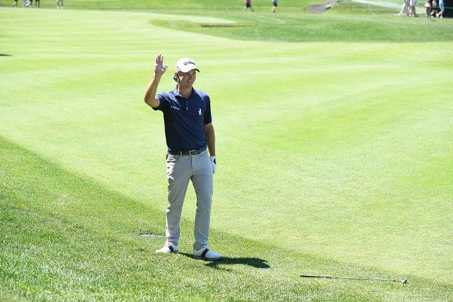 June 25, 2022: Kevin Streelman, of Wheaton, IL, acknowledges the crowd from the 15th fairway during the third round of the PGA Travelers Championship golf tournament held at TPC River Highlands in Cromwell CT. Mandatory Credit Eric Canha\/Cal Sport