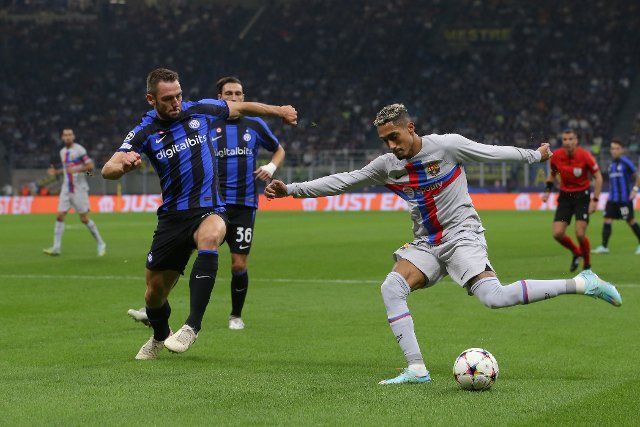 October 4, 2022, Milan, United Kingdom: Milan, Italy, 4th October 2022. Stefan de Vrij of FC Internazionale attempts to block a cross from Raphinha of FC Barcelona during the UEFA Champions League Group C match at Giuseppe Meazza, Milan
