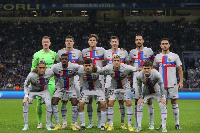 October 4, 2022, Milan, United Kingdom: Milan, Italy, 4th October 2022. The FC Barcelona starting eleven line up for a team photo prior to kick off, back row ( L to R ); Marc-Andre Ter Stegen, Andreas Christensen, Marcos Alonso, Robert Lewandowski, Sergio Busquets and Eric Garcia, front row ( L to R ); Raphinha, Ousmane Dembele, Pedri, Sergi Roberto and Gavi, in the UEFA Champions League Group C match at Giuseppe Meazza, Milan