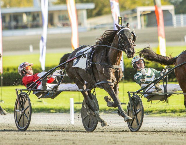 October 15, 2022, Yonkers, NY, USA: October 15, 2022: None Better A, #3, driven by Dexter Dunn, wins the Aria Invitational Pace, at Yonkers Raceway in Yonkers, N.Y. on October 15, 2022. Sue Kawczynski\/Eclipse Sportswire