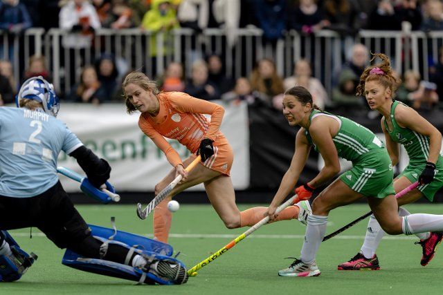 BILTHOVEN - Elizabeth Murphy (IRL) against Felice Albers during the international match between the Netherlands and Ireland at hockey club SCHC. It is the first official match led by the new national coach Paul van Ass. ANP SANDER KONING netherlands out - belgium