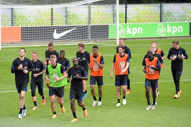 ZEIST - players of Holland during the cooling down (lr) Wout Weghorst of Holland, Noa Lang of Holland, Stefan de Vrij of Holland, Matthijs de Ligt of Holland, Tyrell Malacia of Holland, Bruno Martins Indi of Holland, Guus Til of Holland, Cody Gakpo of Holland, Hans Hateboer of Holland, Holland goalkeeper Mark Flek, Jordan Teze of Holland, Jerdy Schouten of Holland, Teun Koopmeiners of Holland, Holland goalkeeper Tim Krul during a training session of the Dutch national team on the KNVB Campus on June 4, 2022 in Zeist, the Netherlands. The Dutch national team is preparing for the UEFA Nations League match against Wales. ANP GERRIT VAN COLOGNE