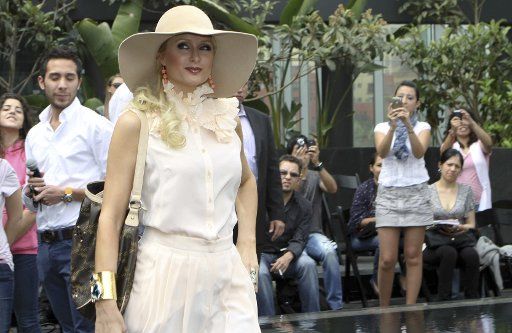 A picture dated 29 March 2011 shows the celebrity Paris Hilton poses for photographers after the press conference in Mexico city where presented her new line of shoes. With canape chicken and champagne welcomes Paris Hilton to Mexico. Photo by ...