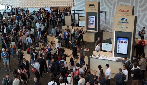 Crowds of participants mingle in front of the exhibition stands of partnering companies during the developers conference Google I\/O in San Francisco, USA, June 25, 2014. Photo by Andrej Sokolow\/DPA\/ABACAPRESS.