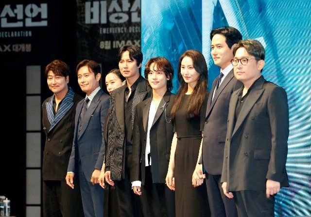 (L-R) Song Kang-Ho, Lee Byung-Hun, Jeon Do-Yeon, Kim Nam-Gil, Yim Si-Wan, Kim So-Jin, Park Hae-Jun and Han Jae-Rim, June 20, 2022 : Cast members and director Han Jae-Rim (R) pose for photographers at a production press conference for the movie "Emergency Declaration" in Seoul, South Korea. (Photo by Lee Jae-Won\/AFLO) (SOUTH KOREA