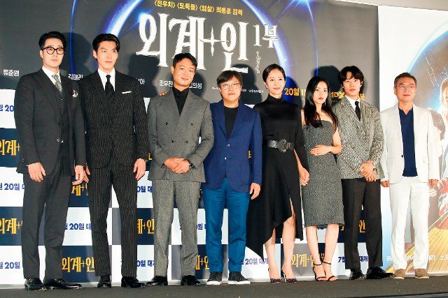 (L-R) So Ji-Sub, Kim Woo-Bin, Jo Woo-Jin, Choi Dong-Hoon, Yum Jung-Ah, Kim Tae-Ri, Ryu Jun-Yeol and Kim Eui-Sung, July 13, 2022 : Cast members (L-R) So Ji-Sub, Kim Woo-Bin, Jo Woo-Jin, film director Choi Dong-Hoon, Yum Jung-Ah, Kim Tae-Ri, Ryu Jun-Yeol and Kim Eui-Sung pose at a press preview of the movie "Alienoid" in Seoul, South Korea. (Photo by Lee Jae-Won\/AFLO) (SOUTH KOREA