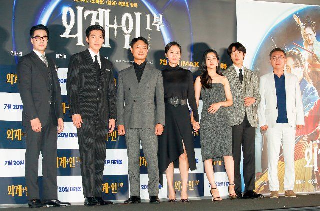 (L-R) So Ji-Sub, Kim Woo-Bin, Jo Woo-Jin, Yum Jung-Ah, Kim Tae-Ri, Ryu Jun-Yeol and Kim Eui-Sung, July 13, 2022 : Cast members (L-R) So Ji-Sub, Kim Woo-Bin, Jo Woo-Jin, Yum Jung-Ah, Kim Tae-Ri, Ryu Jun-Yeol and Kim Eui-Sung pose at a press preview of the movie "Alienoid" in Seoul, South Korea. (Photo by Lee Jae-Won\/AFLO) (SOUTH KOREA