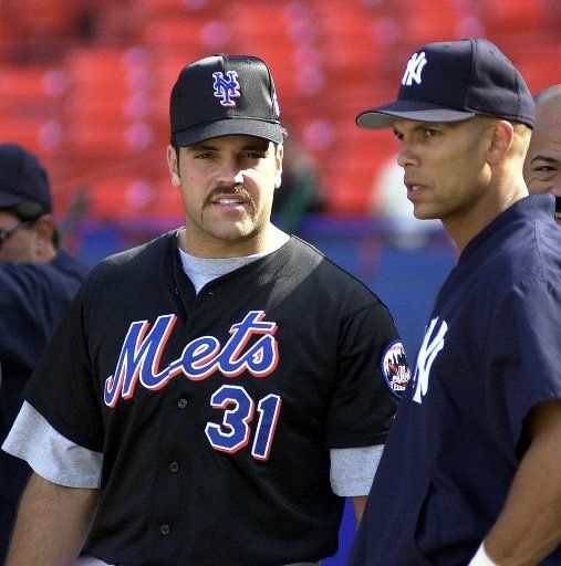 MIKE PIAZZA OF THE NY METS AND DAVE JUSTICE OF THE NEW YORK YANKEES TALK BEFORE BATTING PRACTICE BEFORE THE BIG  GAME OF THE NEW YORK TEAMS