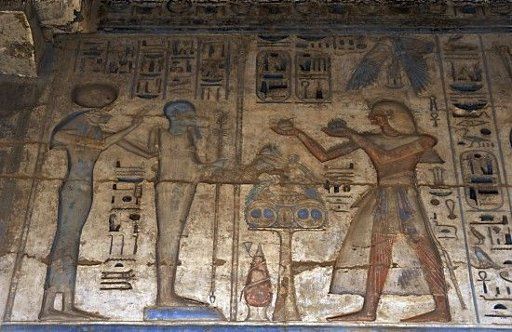 ARTE EGIPCIO. EGIPTO. "TEMPLO FUNERARIO DE RAMSES III" (1187-1156 a. C.). Faraón ante la diosa Tefnut (diosa leona) y el dios Ptah (creador, con forma humana, momificado). IMPERIO NUEVO (1550-1069 a. C.). XX dinastía. Medinet Habu. Egipto.. Temple ...