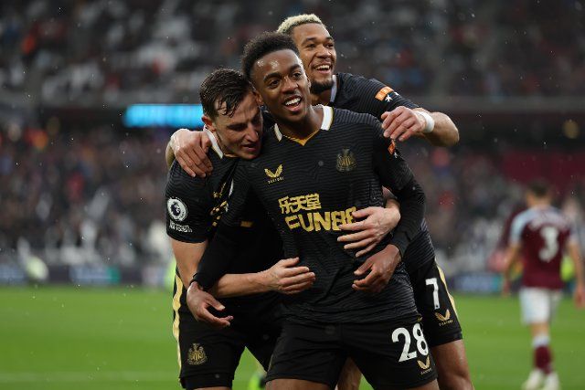 19th February 2022 ; London Stadium, London, England; Premier League football West Ham versus Newcastle; Joe Willock of Newcastle United celebrates his goal with Chris Wood and Joelinton for 1-1 in the 45th