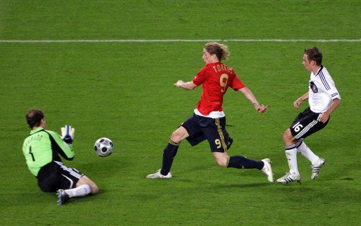 EURO 2008 - Finale Deutschland - Spanien Fernado Torres of Spain scores the 1-0 for his team against German goalkeeper Jens Lehmann during the UEFA EURO 2008 final match between Germany and Spain at the Ernst Happel stadium in Vienna Austria 29 ...