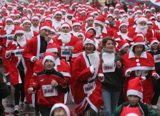 More than 400 people dressed-up as Santa Claus start in the 1st Michendorf Santa Claus Run in Michendorf Germany 06 December 2009. Photo: Nestor