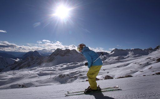 A skier glides down the Zugspitze infront of a spectacular panorama of the Alps and accompanied by sunshine near Greinau Germany 31 October 2010. The Skiing season 2010\/2011 at the Zugspitze has opened at the weekend. Photo: Karl-Josef