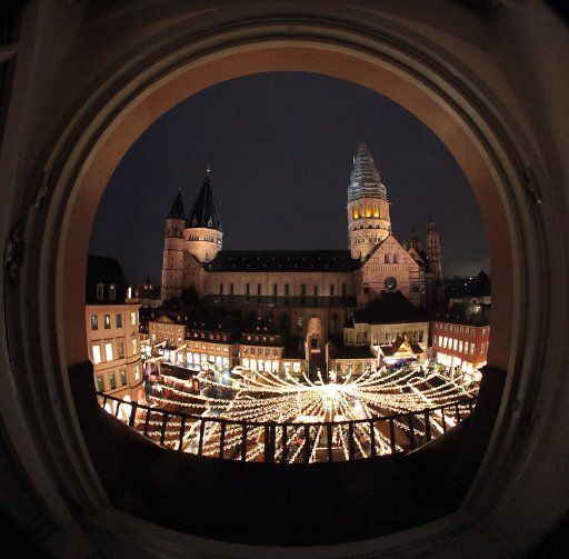 The Christmas Market opens its gates at Marktplatz in front of the Cathedral in Mainz Germany 25 November 2010. Photo: FREDRIK VON