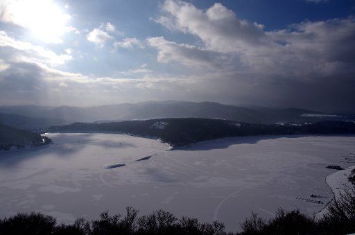The Edersee is covered in ice near Waldeck Germany 03 January 2011. Thaw is expected in the comming days. Photo: Uwe