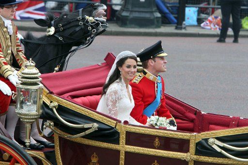 Prince William and Princess Catherine arrive at Buckingham Palace in a carriage after their wedding ceremony in London Britain 29 April 2011. Some 1900 guests followed the royal marriage ceremony of Prince William and Kate Middleton in the church....