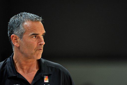 The coach of the German national basketball team Dirk Bauermann watches the match unfold as he stands on the sideline during the international basketball match between Germany and Finland in Hagen Germany 5 August 2011. Photo: Marius Becker Foto: ...