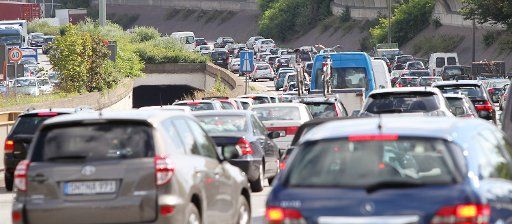 (FILE) An archive photo dated 01 July 2011 shows a traffic jam on autobahn A255 behing the Elbe Bridge in Hamburg Germany. This Thursday is a car-free day in many metropoles and residents are suppose to use public transport or bicycles. Photo: ...