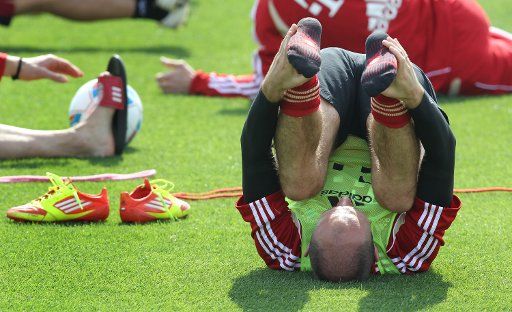 Player of the Bundesliga club FC Bayern Munich Arjen Robben practices at a training camp in Doha Qatar 05 January 2012. From 02 to 09 January 2012 the team practices and prepares for the second leg of the Bundesliga season. Photo: Karl-Josef ...