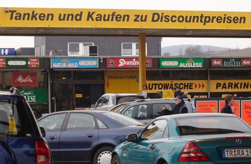 Numerous cars queue in front of a petrol station in Wasserbillig, Luxembourg, 6 March 2012. Fuel prices in Luxembourg are in average between 20 cent to 30 cent below the fuel prices in Germany. Photo: Thomas