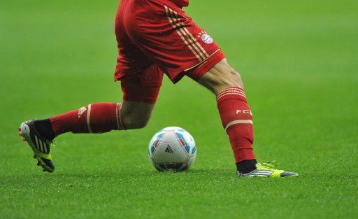 A player of FC Bayern Munich controls the ball during the Bundesliga soccer match between FC Bayern Munich and FC Schalke 04 at Allianz Arena in Munich, Germany, 26 February 2012. Photo: Peter