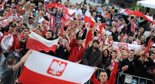 Polish soccer fans celebrate before the broadcast of the opening match of the Euro 2012 between Poland and Greece at Heiligengeistfeld in Hamburg, Germany, 08 June 2012. Photo: DANIEL 