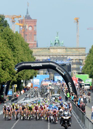Cyclists of the Elite Garmin ProRace speed along the 17th of June Street (Strasse des 17. Juni) during the Velothon cycling race in Berlin, Germany, 10 June 2012. The professional cycling race is part of the so-called everyone race. Photo: Matthias ...
