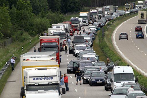 The Autobahn A19 Berlin-Rostock is closed completely after an accident near Lalendorf, Germany, 31 May 2012. Photo: Bernd Wü