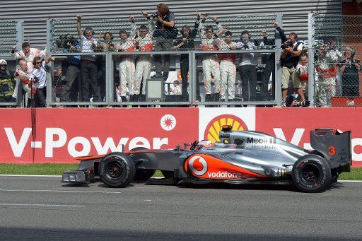 British Formula One driver Jenson Button of McLaren Mercedes passes his team after winning the 2012 Belgium Formula One Grand Prix at the Spa-Francorchamps race track near Francorchamps, Belgium, 02 September 2012. Photo: David Ebener dpa +++(c) ...