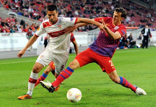 Stuttgarts Vedad Ibisevic (l) and Vlad Chiriches (r) of Bucharest vie for the ball during the Europa League group E soccer match VfB Stuttgart vs. Steaua Bucharest at at VfB Arena stadium in Stuttgart, Germany, 20 September 2012. Photo: Bernd Weiß...