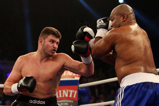 German heavyweight boxer Edmund Gerber fights against US boxer Darnell Wilson (R) at Gerry Weber Stadium in Halle, Germany, 03 November 2012. Photo: Kevin