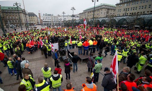 Dock workers protest to support the planned dredging of the Elbe river in Hamburg, Germany, 09 November 2012. Photo: Axel