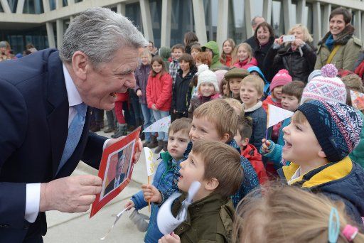 German President Gauck receives a photo of himself while saying goodbye to pupils at the German School in Geneva, Switzerland, 26 February 2013. The German President has ended his two-day visit to Switzerland. Photo: RAINER 