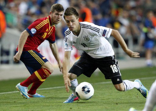 Patrick Herrmann (R) of Germany and Alberto Moreno of Spain vie for the ball during the UEFA European Under-21 Championship Group B soccer match between Spain and Germany at the Netanya-Stadium in Netanya, Israel, 09 June 2013. Photo: Roland ...