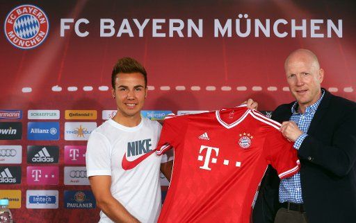 Mario Goetze (L) of FC Bayern Muenchen presents his new match jersey with sporting director Matthias Sammer after a press conference at Bayern Muenchens headquarter Saebener Strasse on July 2, 2013 in Munich, Germany. Photo: Alexander Hassenstein\/...