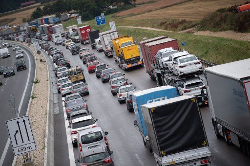 07 August 2019, Baden-Wuerttemberg, Merklingen: Cars are stuck in traffic on the A8. Photo: Marijan Murat\/