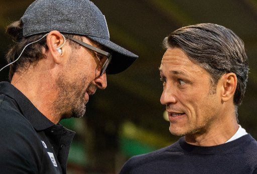 12 August 2019, Brandenburg, Cottbus: Soccer: DFB Cup, FC Energie Cottbus - FC Bayern Munich, 1st round, in the Stadium of Friendship. Bayern Munich coach Niko Kovac (r) welcomes coach Claus-Dieter Wollitz, coach of Energie Cottbus. Photo: Robert Michael\/dpa-Zentralbild\/dpa - IMPORTANT NOTE: In accordance with the requirements of the DFL Deutsche Fußball Liga or the DFB Deutscher Fußball-Bund, it is prohibited to use or have used photographs taken in the stadium and\/or the match in the form of sequence images and\/or video-like photo sequences.