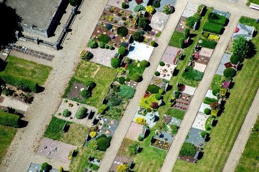 25 June 2019, Lower Saxony, Pattensen: Graves are laid out on a lawn in a cemetery in the district of Schulenburg (aerial photo from ultralight aircraft). Photo: Hauke-Christian Dittrich\/