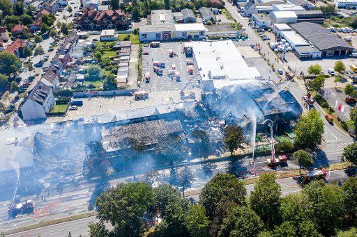 FILED - 22 August 2019, North Rhine-Westphalia, Recklinghausen: Firefighters of the fire brigade kill the fire in the indoor playground "Kinderwelt" (aerial photograph with a drone). According to the fire department, all visitors who had been in the hall in the morning could leave the building. No one was hurt. Photo: Christoph Reichwein\/