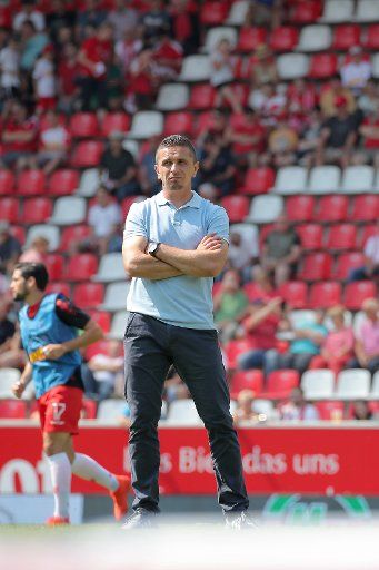 24 August 2019, Bavaria, Regensburg: Soccer: 2nd Bundesliga, Jahn Regensburg - Arminia Bielefeld, 4th matchday, in the Continental Arena. The Regensburg coach Mersad Selimbegovic is on the court before the game starts. Photo: Daniel Karmann\/dpa - IMPORTANT NOTE: In accordance with the requirements of the DFL Deutsche Fußball Liga or the DFB Deutscher Fußball-Bund, it is prohibited to use or have used photographs taken in the stadium and\/or the match in the form of sequence images and\/or video-like photo sequences.
