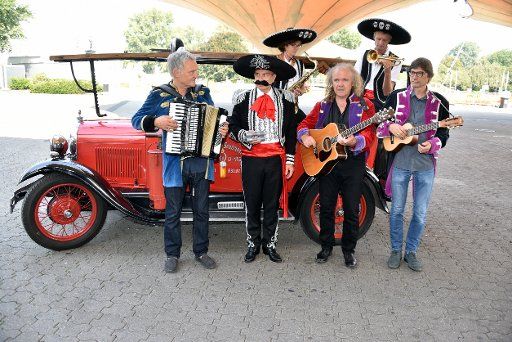 26 August 2019, North Rhine-Westphalia, Cologne: The Cologne band Köbes Underground, house band of the Cologne Stunksitzung, poses with a historical Ford Model A fire engine on the occasion of the concert at the Cologne Tanzbrunnen on 06.09.2019. Photo: Horst Galuschka\/
