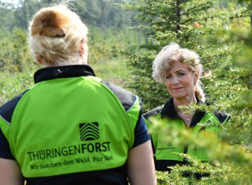 29 August 2019, Thuringia, Heldrungen: Birgit Keller (r, Die Linke), Minister of Agriculture of Thuringia, and Corinna Geißler (l), Head of the Forestry Research and Competence Centre Gotha, visit an experimental area on climate adaptation. This is about the cultivation of foreign tree species as a building block of a climate strategy. In 2012, a 2.5-hectare trial area was set up at the Thuringian Forest Office in Sondershausen to plant trees from climatic regions predicted in the climate scenarios for Thuringia\