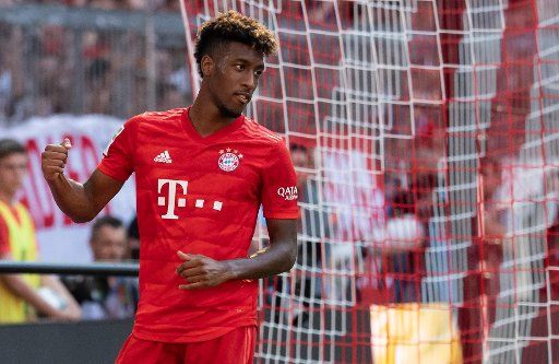 31 August 2019, Bavaria, Munich: Soccer: Bundesliga, Bayern Munich - FSV Mainz 05, Matchday 3 in the Allianz Arena. Kingsley Coman (l) of Munich rejoices over his goal to 4:1. Goalkeeper Florian Müller (r) of Mainz could not prevent the goal. Photo: Sven Hoppe\/dpa - IMPORTANT NOTE: In accordance with the requirements of the DFL Deutsche Fußball Liga or the DFB Deutscher Fußball-Bund, it is prohibited to use or have used photographs taken in the stadium and\/or the match in the form of sequence images and\/or video-like photo sequences.