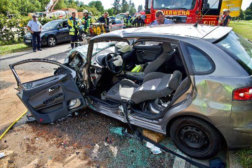 22 July 2019, Baden-Wuerttemberg, Herbrechtingen: Emergency personnel are standing at the scene of the accident on the Bundesstraße 19 near Herbrechtingen. One man was fatally injured in a collision between several cars, another was seriously injured. (to dpa "Three injured in concatenation of several accidents") Photo: Dennis Straub\/onw-images.de via Ostalb Network\/